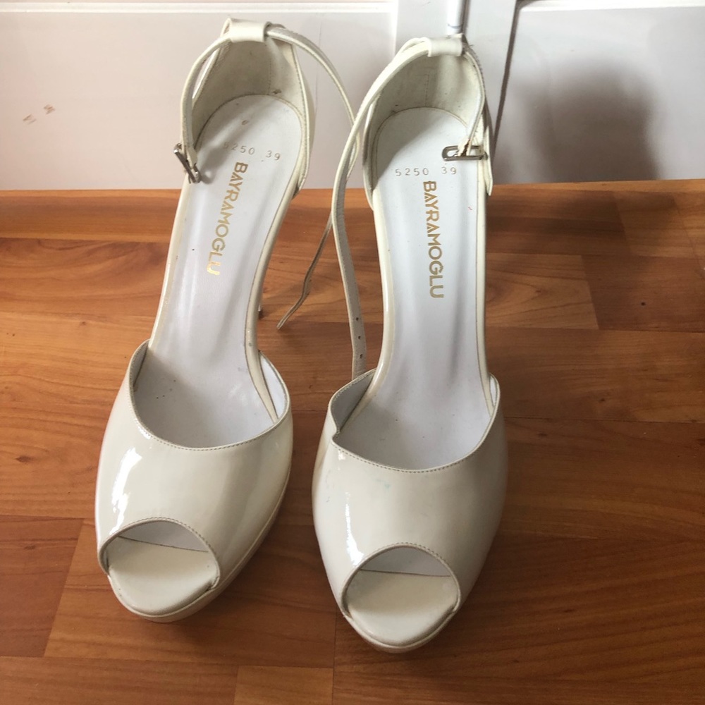 New white patent leather open toe heels